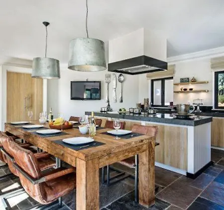 Sleeps 14 * Donalda