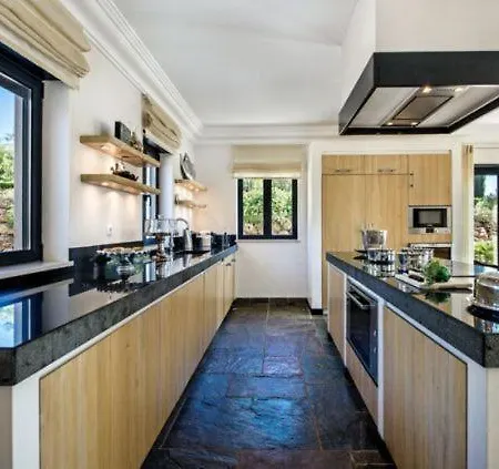 Sleeps 14 Donalda