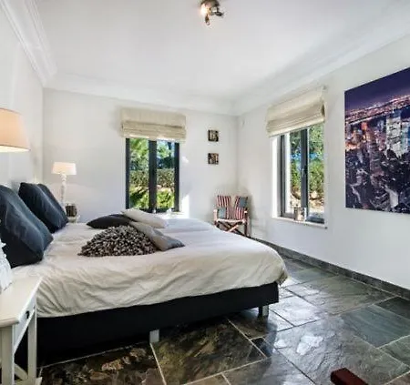 Villa Sleeps 14 Donalda