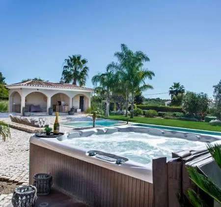 Sleeps 14 Donalda