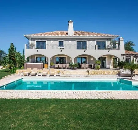 Sleeps 14 * Donalda