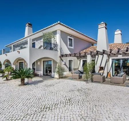 Villa Sleeps 14
