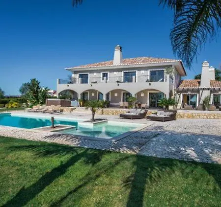 Villa Sleeps 14 Donalda