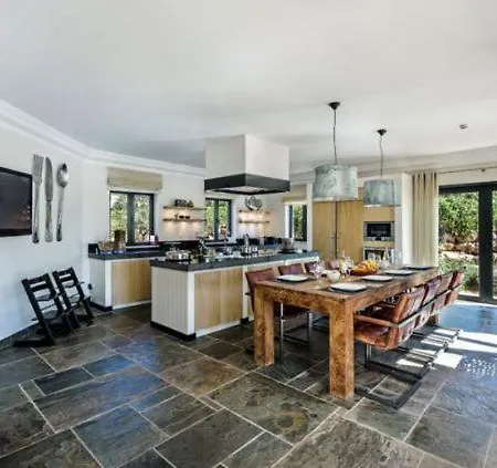 Villa Sleeps 14