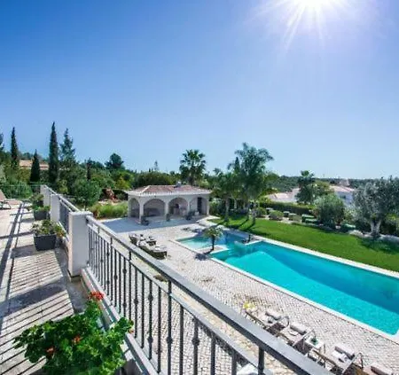 Villa Sleeps 14 *